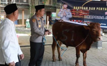 Kapolres Jombang Serahkan Sapi Kurban dari Kapolda Jatim untuk Dua Ponpes