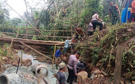 Polres Trenggalek Bersama Warga Bangun Jembatan Merah Putih Presisi