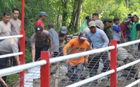 Polres Blitar Kota Bersama Warga Bangun Jembatan Merah Putih Presisi Penggerak Ekonomi Desa