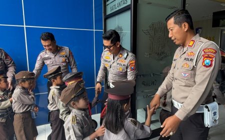 Polisi Sahabat Anak : Polresta Sidoarjo Edukasi Tertib Lalu Lintas Sejak Dini