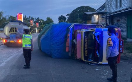 Quick Respons Polsek Ngimbang Polres Lamongan  Tangani Laka Tunggal Truk  Terguling di Jalur Babat–Jombang
