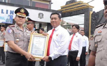 Bekerja dengan Tulus dan Ikhlas,  Kapolres Lamongan Beri Reward Anggota Berprestasi