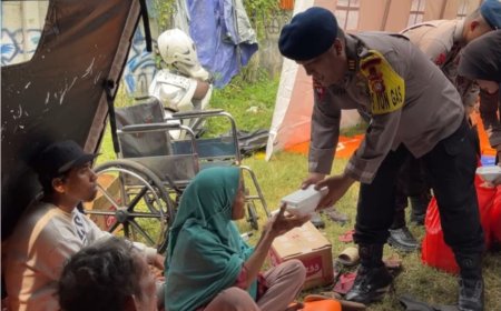 Brimob Metro Jaya Kerahkan 2 Unit Kendaraan Dapur Lapangan Bagikan Bantuan Makanan untuk Korban Kebakaran Pasar Jiung