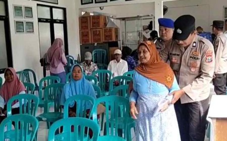 Tuai Pujian, Aksi Humanis Polsek Geneng Bantu Lansia yang Antri Terima PKH Plus di Ngawi