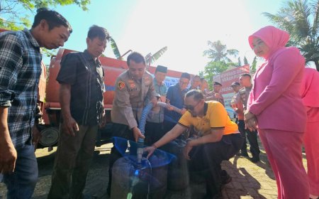 Hari Bhayangkara ke -80, Polres Probolinggo Salurkan Bantuan Alat Pertanian dan Droping 10 Ribu Liter Air Bersih di Banyuanyar