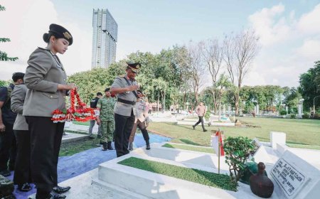 Polda Jatim Ziarah dan Tabur Bunga di TMP, Kenang Jasa Pahlawan Jelang Hari Bhayangkara ke-80
