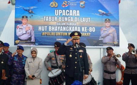 Karo SDM Polda Jatim Kombes Harno Pimpin Tabur Bunga di Laut Peringati  Hari Bhayangkara ke 80 Tahun 2026