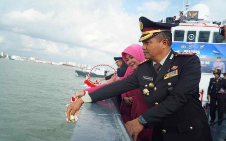 Dirpolairud Polda Jatim Tabur Bunga di Laut  Gunakan Kapal Manyar 5003 Peringati Hari Bhayangkara ke 80 Tahun 2026