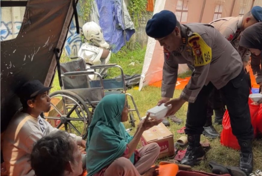 Brimob Metro Jaya Kerahkan 2 Unit Kendaraan Dapur Lapangan Bagikan Bantuan Makanan untuk Korban Kebakaran Pasar Jiung