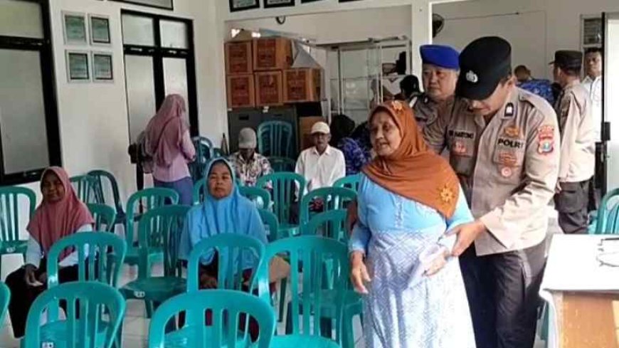 Tuai Pujian, Aksi Humanis Polsek Geneng Bantu Lansia yang Antri Terima PKH Plus di Ngawi