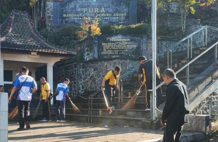 Polres Lumajang Gelar Bakti Religi Bersihkan Sejumlah Tempat Ibadah Sambut Hari Bhayangkara ke -80