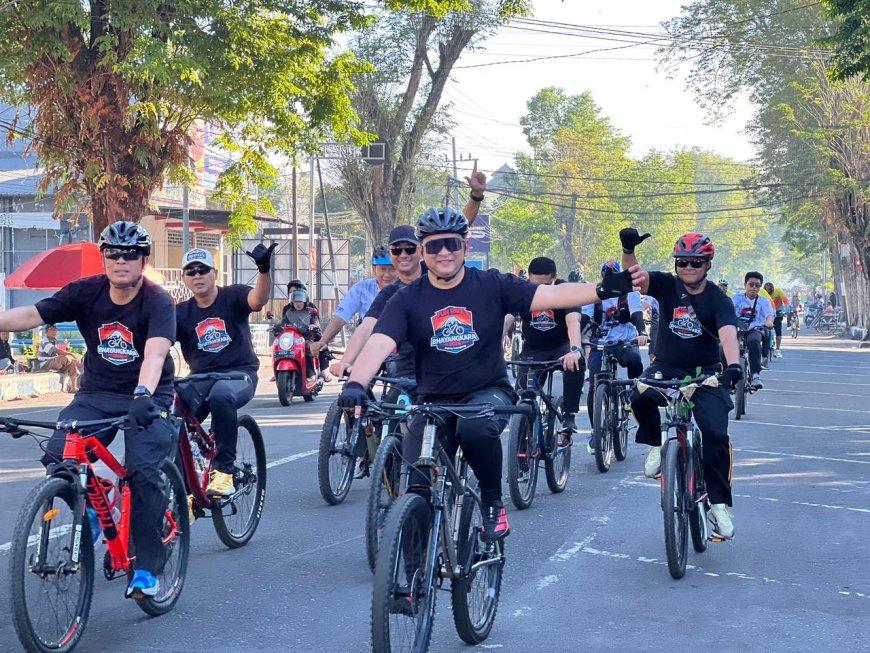 Polres Lumajang Gelar Gowes, Ribuan Pesepeda Sambut Hari Bhayangkara ke - 80