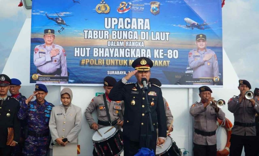 Karo SDM Polda Jatim Kombes Harno Pimpin Tabur Bunga di Laut Peringati  Hari Bhayangkara ke 80 Tahun 2026