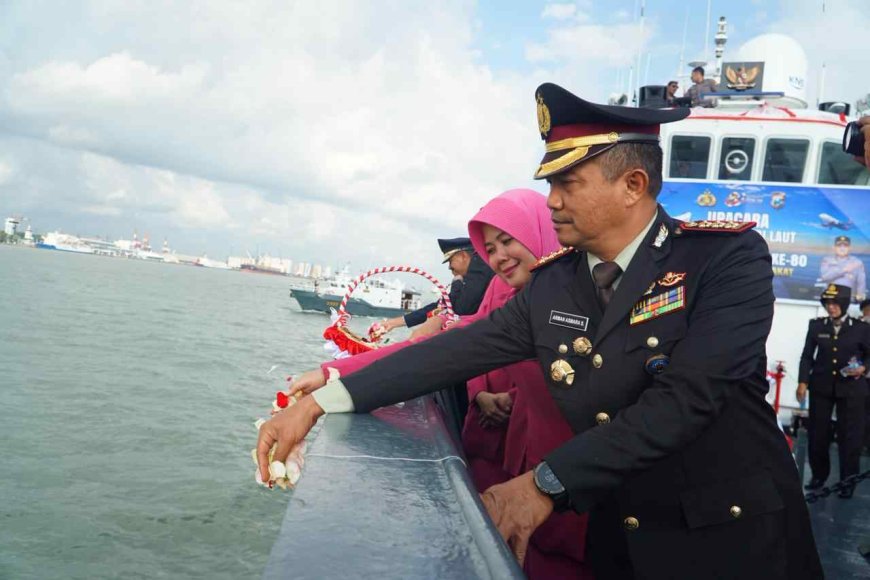 Dirpolairud Polda Jatim Tabur Bunga di Laut  Gunakan Kapal Manyar 5003 Peringati Hari Bhayangkara ke 80 Tahun 2026