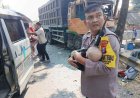 Tuai Pujian Warganet, Aksi Heroik Bhabinkamtibmas Polsek Bagor Selamatkan Bayi Korban Kecelakaan Bus di Nganjuk