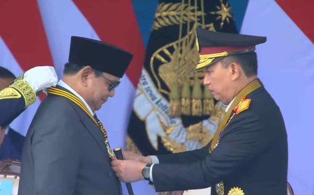 Kapolri Menganugerahi  Medali Kehormatan Loka Praja Samrakshana Kepada Presiden Prabowo Subianto