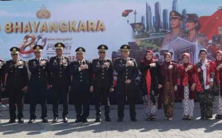 Kapolres Lamongan Serahkan Penghargaan di Hari Bhayangkara ke 80 Tahun 2026