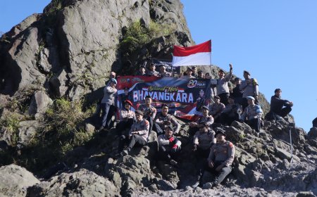 Polres Blitar Bersama Komunitas Pecinta Alam Peringati Hari Bhayangkara ke-80 di Gunung Kelud