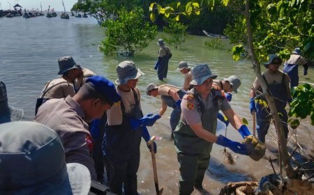Sinergi Bersih - Bersih Pantai, Polres Gresik Wujudkan Indonesia ASRI