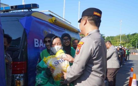 Polrestabes Surabaya Salurkan Paket Sembako untuk Warga di Hari Bhayangkara ke - 80