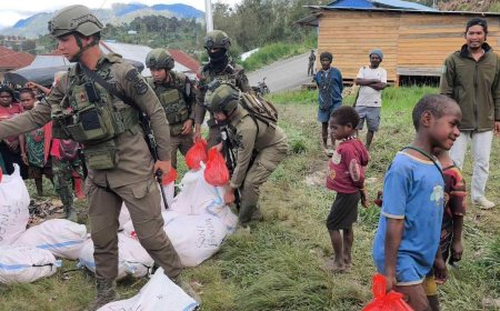 Bantuan Presiden RI Disalurkan kepada Pengungsi Agisiga, Satgas Ops Damai Cartenz Gelar Trauma Healing di Intan Jaya