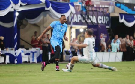 Pertandingan Eksibisi Kapolda Cup 4, Dirlantas Polda Jatim Saat Berlaga di Lapangan Hijau