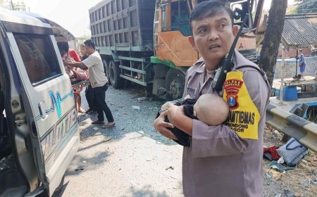 Tuai Pujian Warganet, Aksi Heroik Bhabinkamtibmas Polsek Bagor Selamatkan Bayi Korban Kecelakaan Bus di Nganjuk