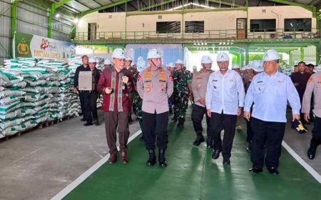 Kapolri Tinjau Pabrik Pupuk Batu Bara di Kampar, Lepas Distribusi 80 Ton Pupuk untuk Kelompok Tani Riau