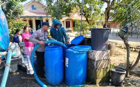 Polres Bojonegoro Salurkan 16 Ribu Liter Air Bersih untuk Warga Terdampak Kemarau di Ngambon