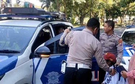Diantar Polisi, Bocah SD di Gresik yang Tersesat Jalan Pulang Akhirnya Bertemu Orang Tuanya
