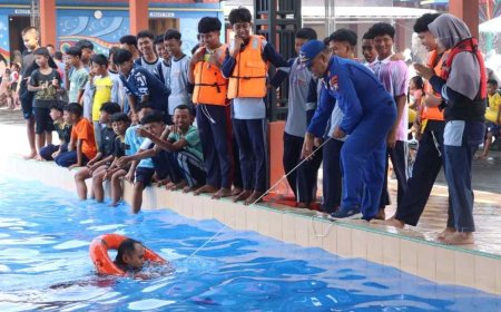 Satpolairud Polres Lamongan Bekali Santri Keterampilan Berenang dan Penyelamatan di Perairan