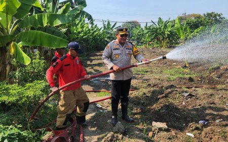 Hadapi Kemarau, Polres Pelabuhan Tanjungperak Siram Lahan Jagung Ketahanan Pangan