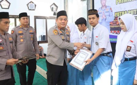 Kapolres Jombang Serahkan Beasiswa kepada Putra-Putri Pegawai Negeri Pada Polri Berprestasi