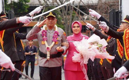 Tradisi Pedang Pora Sambut Kombes Pol Danang Resmi Jabat Kapolresta Malang Kota