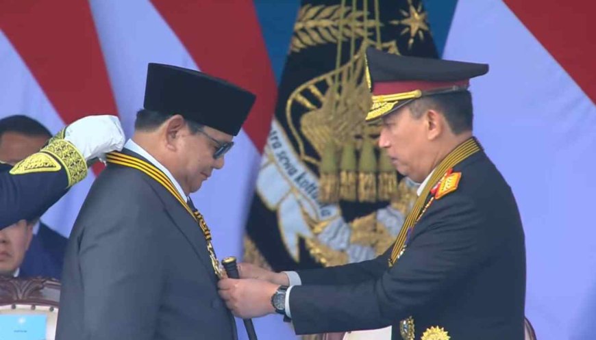 Kapolri Menganugerahi  Medali Kehormatan Loka Praja Samrakshana Kepada Presiden Prabowo Subianto
