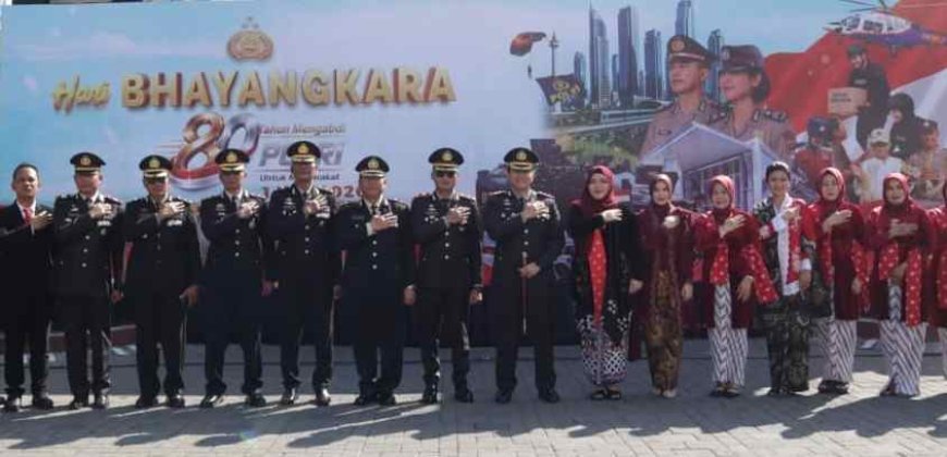 Kapolres Lamongan Serahkan Penghargaan di Hari Bhayangkara ke 80 Tahun 2026