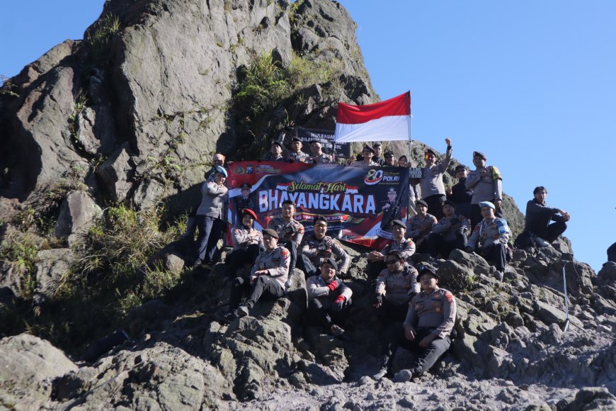Polres Blitar Bersama Komunitas Pecinta Alam Peringati Hari Bhayangkara ke-80 di Gunung Kelud