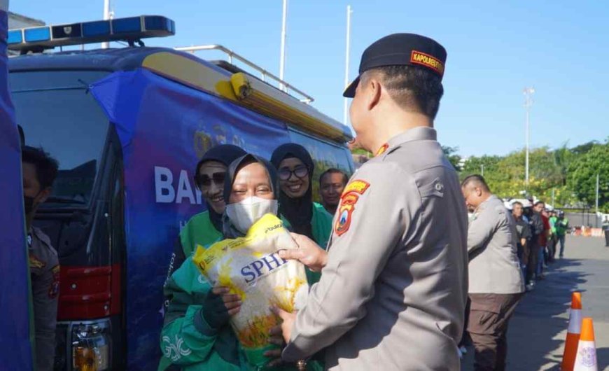 Polrestabes Surabaya Salurkan Paket Sembako untuk Warga di Hari Bhayangkara ke - 80