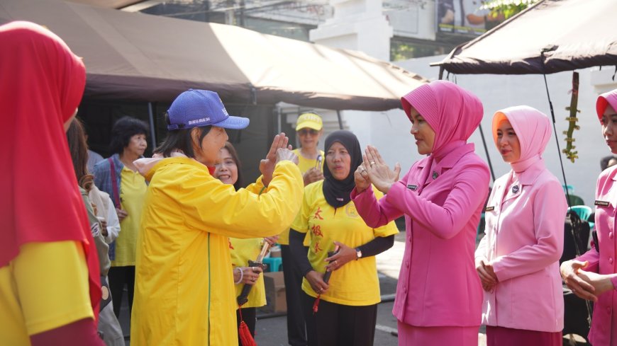 Humanisme Ketua Bhayangkari Cabang Kota Malang Sapa Lansia hingga Rangkul Komunitas Tionghoa