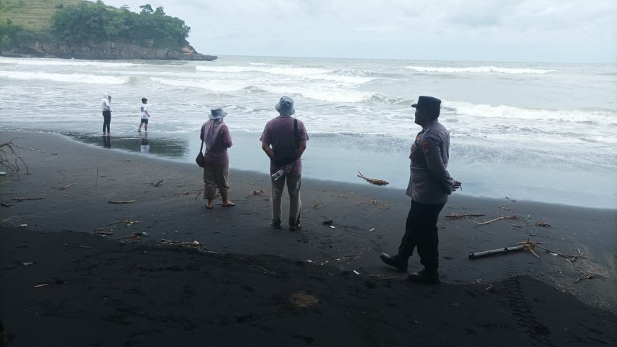 Layanan Pengamanan,  Polres Blitar Patroli Dialogis di Wisata Pantai Serang