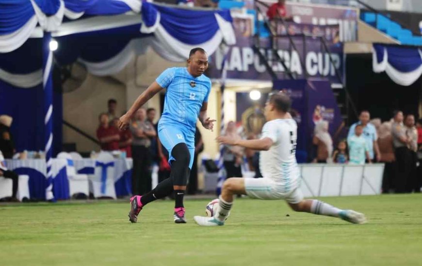 Pertandingan Eksibisi Kapolda Cup 4, Dirlantas Polda Jatim Saat Berlaga di Lapangan Hijau