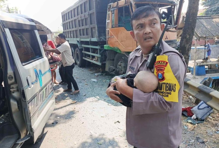 Tuai Pujian Warganet, Aksi Heroik Bhabinkamtibmas Polsek Bagor Selamatkan Bayi Korban Kecelakaan Bus di Nganjuk