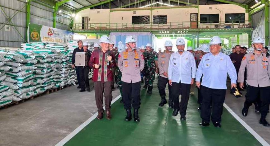 Kapolri Tinjau Pabrik Pupuk Batu Bara di Kampar, Lepas Distribusi 80 Ton Pupuk untuk Kelompok Tani Riau