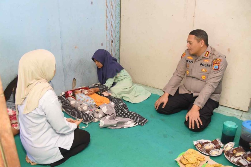 Empati Tanpa Batas, Polres Bondowoso Bantu Keluarga Bayi Kembar yang Kehilangan Ibu