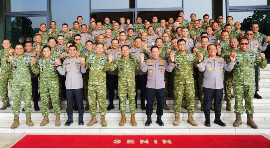 Kapolri Perkuat Soliditas TNI-Polri Lewat Silaturahmi dengan Panglima TNI di Mabes TNI