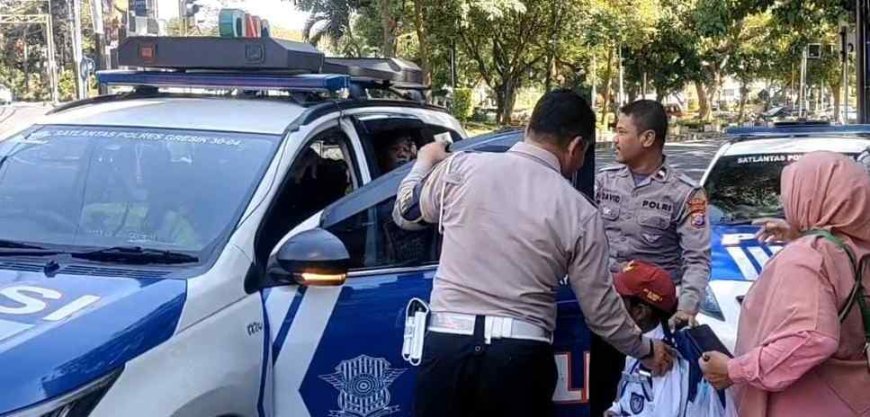 Diantar Polisi, Bocah SD di Gresik yang Tersesat Jalan Pulang Akhirnya Bertemu Orang Tuanya