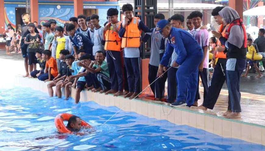 Satpolairud Polres Lamongan Bekali Santri Keterampilan Berenang dan Penyelamatan di Perairan
