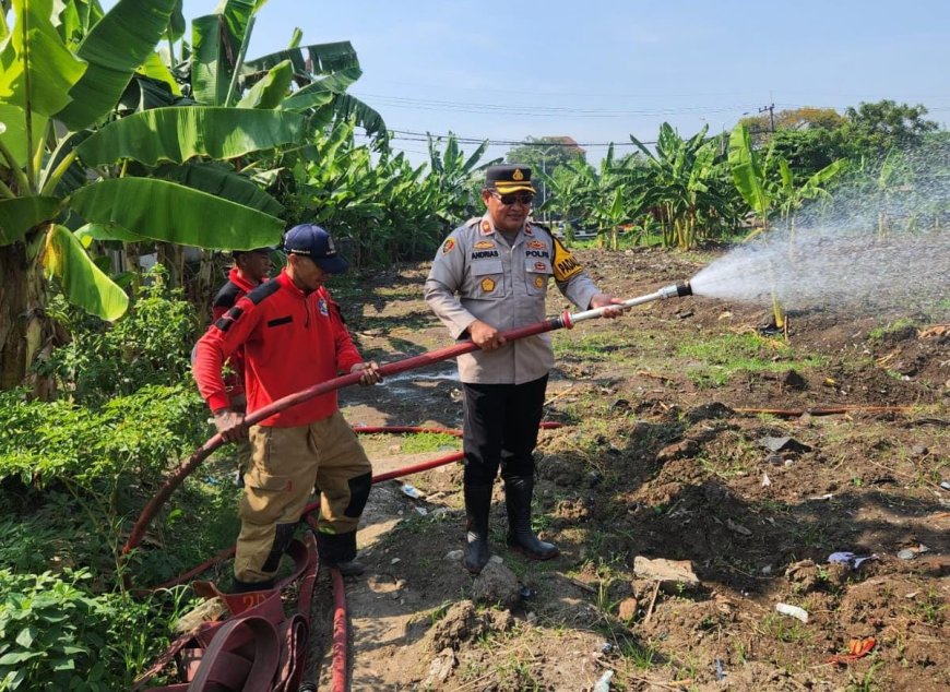 Hadapi Kemarau, Polres Pelabuhan Tanjungperak Siram Lahan Jagung Ketahanan Pangan