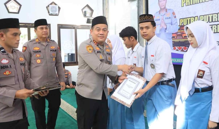 Kapolres Jombang Serahkan Beasiswa kepada Putra-Putri Pegawai Negeri Pada Polri Berprestasi