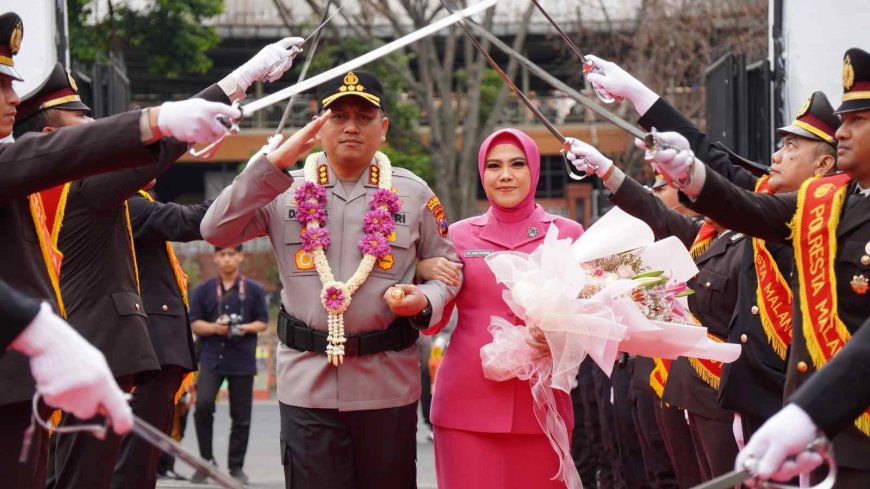 Tradisi Pedang Pora Sambut Kombes Pol Danang Resmi Jabat Kapolresta Malang Kota